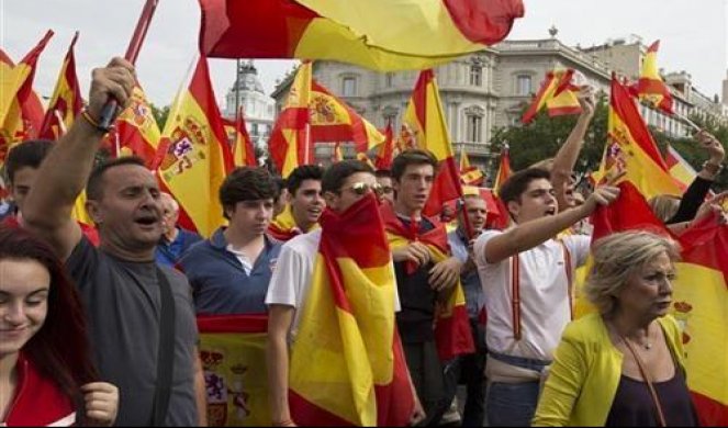 ŠPANIJA NA NOGAMA, SPALJENA ZASTAVA KATALONIJE: Masovni protesti podrške jedinstvu zemlje, iz Madrida se proširili i na Barselonu!