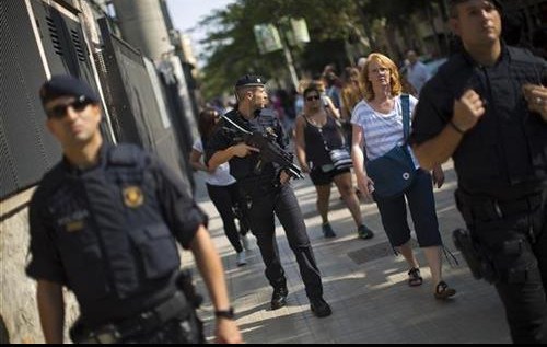 (FOTO) DUGE CEVI NA ULICAMA BARSELONE: Madrid želi komandu nad regionalnom policijom, KATALONIJA TO ODBIJA!