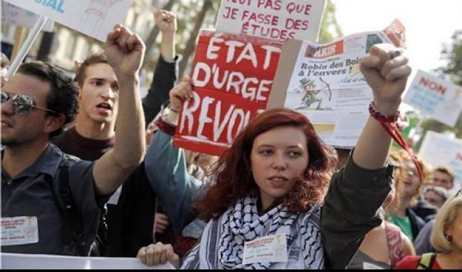 PROTESTI U PARIZU, TRAŽE OSTAVKU MAKRONA: Na hiljade ljudi se pobunilo protiv novog Zakona o radu!