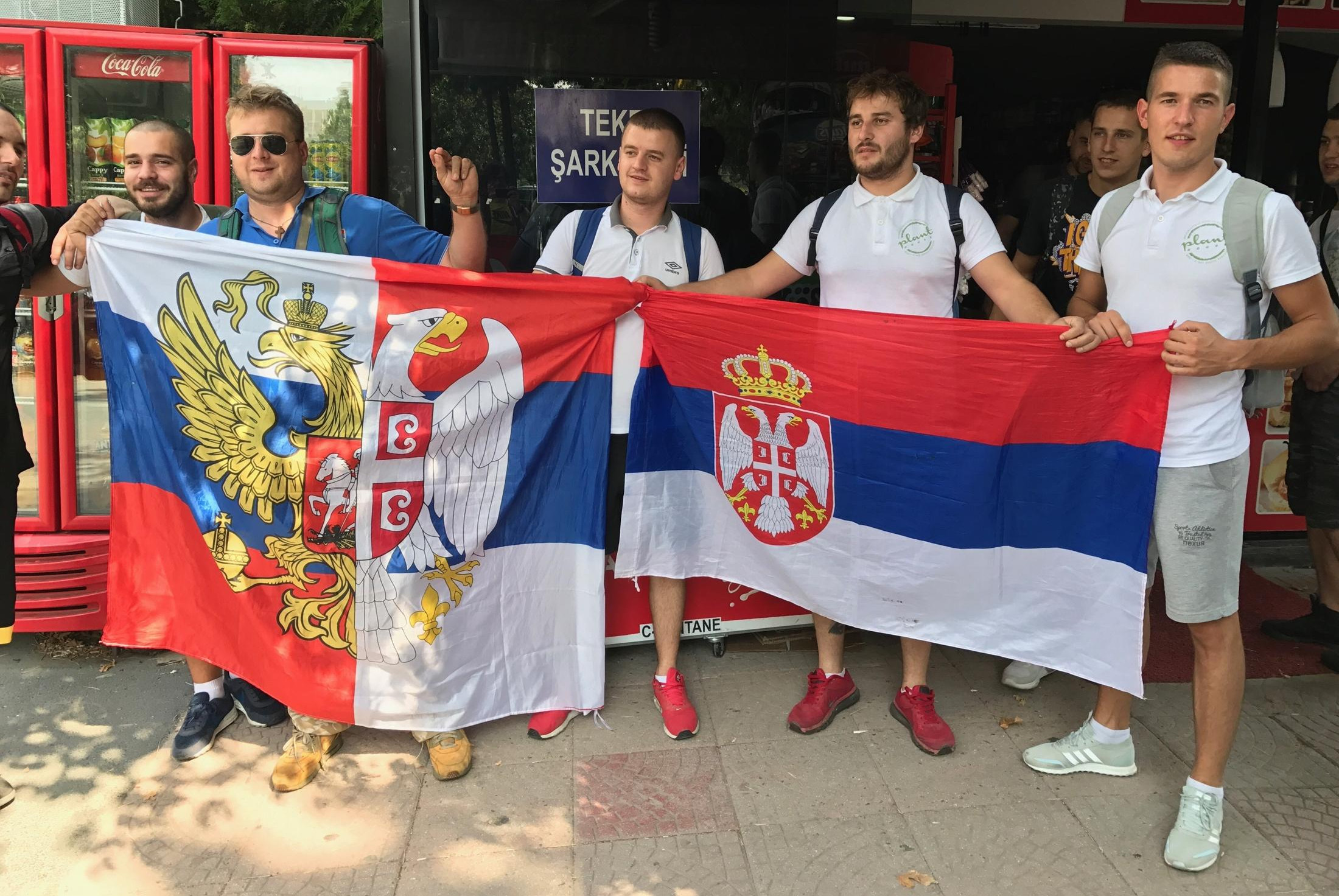 (FOTO) VRI PRED ISTORIJSKO FINALE! Srpski navijači nerviraju Slovence: "Orlovi" će vas razbiti!