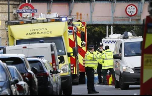(VIDEO) TERORIZAM! NEPOTPUNA EKSPLOZIJA NA STANICI METROA U LONDONU: Raste broj povređenih, najmanje 19 osoba primljeno u bolnice!