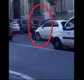 (EKSKLUZIVAN VIDEO) POGLEDAJTE KAKO JE ŽENA POKOSILA POLICAJCA! Novi napad na pripadnika MUP u CENTRU BEOGRADA!