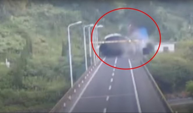 (VIDEO) EKSTREMNO ZAKUCAVANJE! Kako uništiti kamion u sekundi!