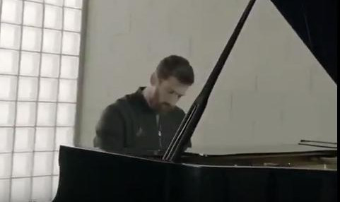 (HIT VIDEO) KAO BETOVEN! Evo kako Mesi na klaviru SVIRA HIMNU LIGE ŠAMPIONA!