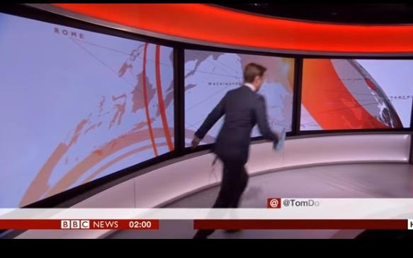 (VIDEO) BLAM UŽIVO! Novi voditelj britanske televizije trčkarao po studiju kao bez glave!