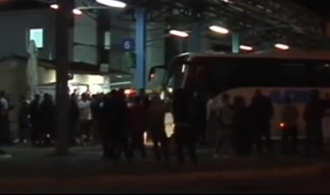 (VIDEO) HOĆE NA SILU DA IH ZADRŽE U GETU! Sinoć u Prištini otkazana dva autobusa za Beograd!