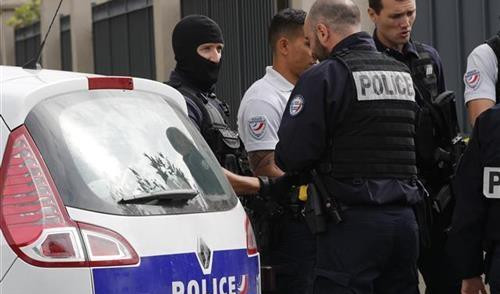 UHAPŠENO 10 OSOBA ZBOG TERORIZMA: Antiteroristička akcija u Francuskoj i Švajcarskoj!