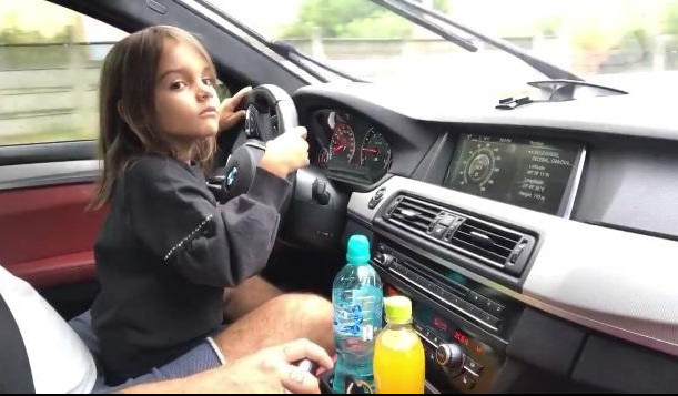 (VIDEO) DETE ZA VOLANOM! Ona još ne zna da veže patike, al' zato joj tata dozvoljava da vozi BMW!