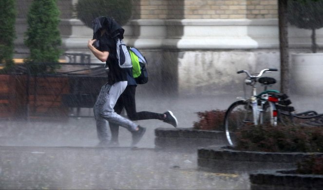 GRADSKE SLUŽBE I PREDUZEĆA U PRIPRAVNOSTI! VESIĆ: U Beogradu se, kasnije tokom večeri, očekuju jake kišne padavine sa kratkotrajnom olujom!