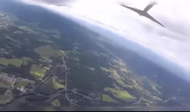 (VIDEO) UMALO DA POGINE! Sudar aviona i padobranca IZBEGNUT ZA DLAKU!