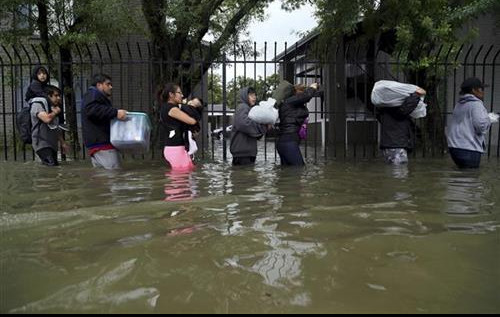 URAGAN HARVI PUSTOŠIO BEZ MILOSTI: Dve hiljade ljudi spaseno od poplava u Hjustonu