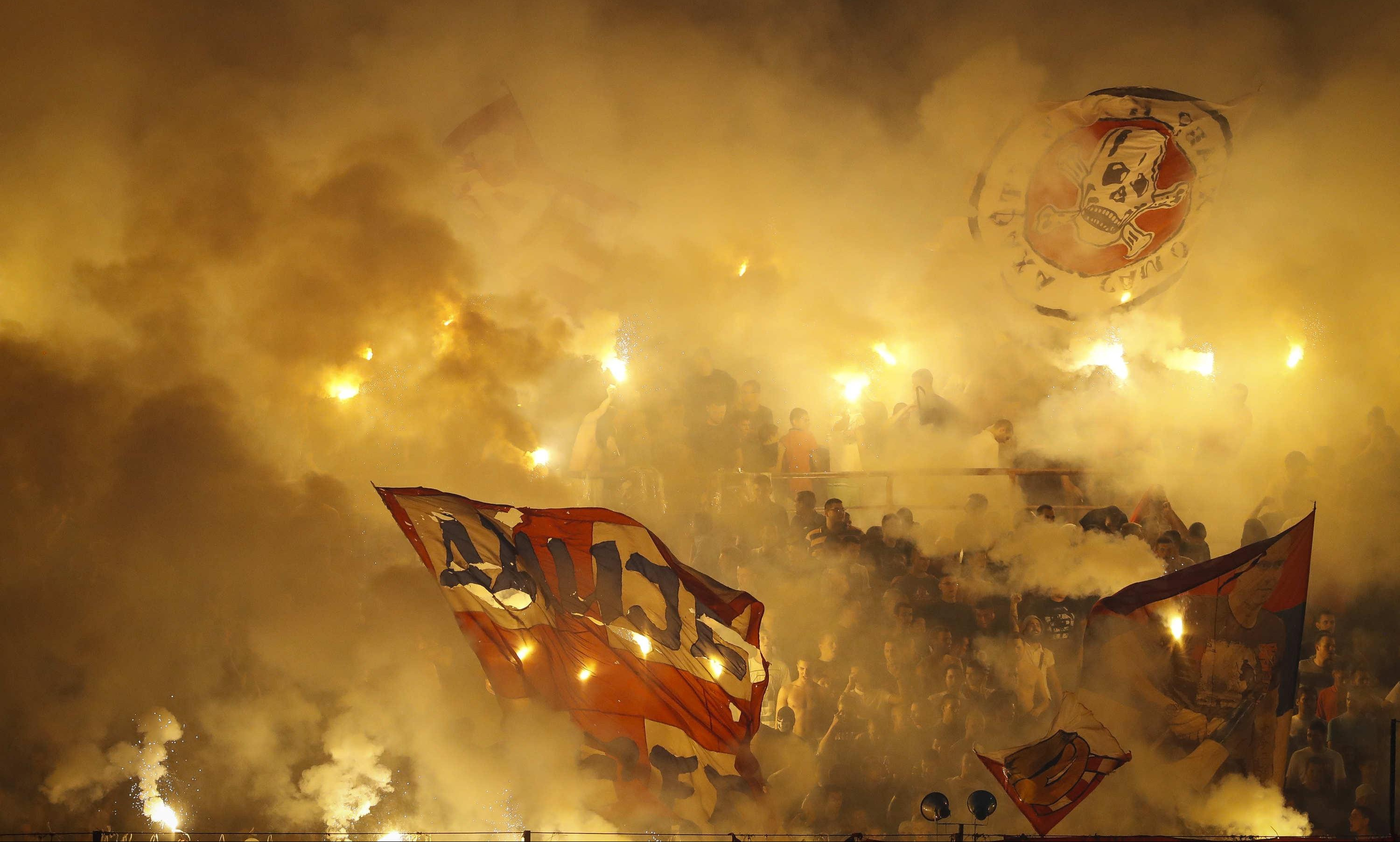 (VIDEO) SPEKTAKULARNA BAKLJADA "DELIJA"! Navijači Zvezde "zapalili" Beograd!