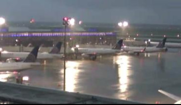 (FOTO) URAGAN HARVI PRIZEMLJIO AVIONE: Otkazani komercijalni letovi s glavnog aerodroma u Hjustonu!