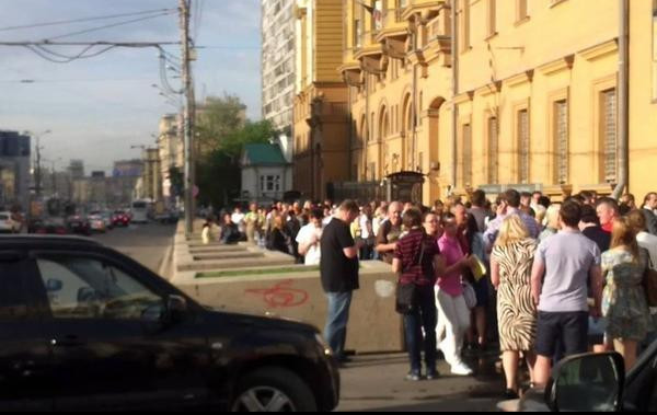 (FOTO) RUSI HRLE U AMERIKU! Ogromni redovi za vize ispred ambasade SAD u Moskvi!
