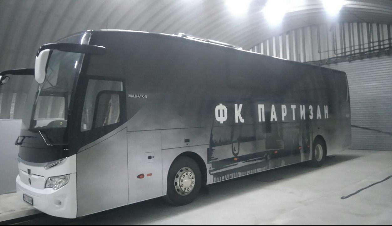 (FOTO) "PARNI VALJAK" IMA NOVU MAŠINU! Pogledajte kakvim autobusom Partizan ide u Mađarsku!