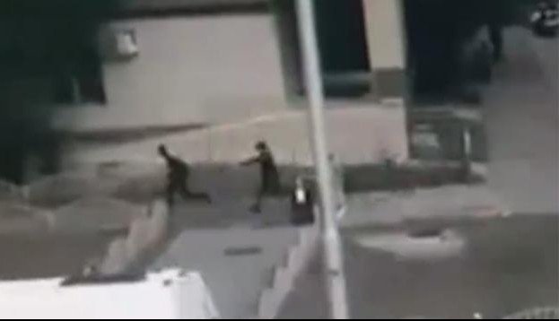 (UZNEMIRUJUĆI VIDEO) S RUSIMA NEMA ŠALE: Ovako je likvidiran džihadista, koji je NAPAO NOŽEM, građane u Surgutu!