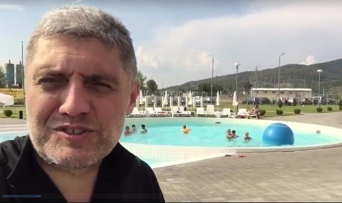 (VIDEO) U DOLJEVAC, BATO! Dr Miroljub Petrović savetuje da odustanete od Grčke i Turske i LETUJETE NA JUGU SRBIJE!