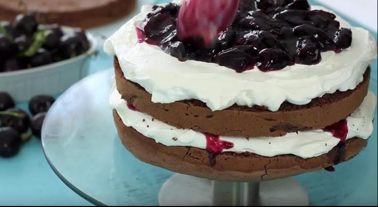 (VIDEO) NEMAČKA ŠUMSKA TORTA SA TREŠNJAMA I ČOKOLADOM! Prste da poližeš