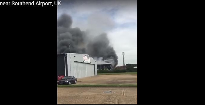 EKSPLOZIJA KOD AERODROMA U LONDONU! Crni dim kulja iz hangara!