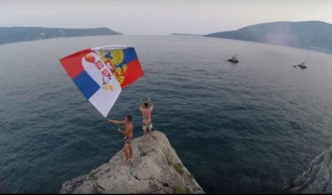 (VIDEO) SRPSKA SPARTA HERCEG NOVI KOSMETU: Srpske zastave, baklje i poruka sa kule - NE DAMO TE, VASKRSLO KOSOVO!