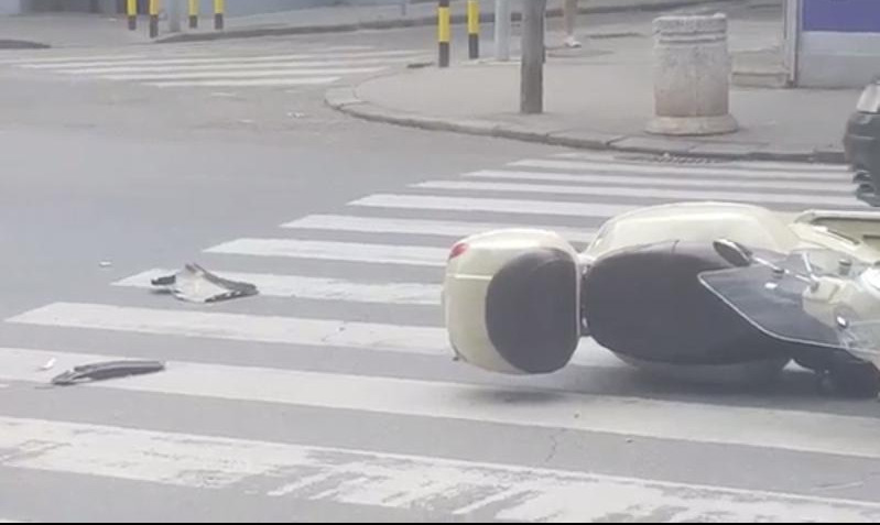 (VIDEO) POVREĐEN MOTOCIKLISTA! Teška saobraćajna nesreća u centru Beograda!