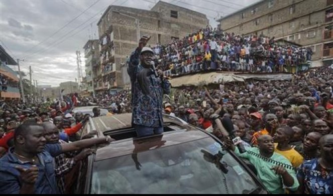 (FOTO) PROKLJUČALA KENIJA, IZBORI POKRADENI: Lider opozicije Raila Odinga pozvao prostalice da ne idu na posao!