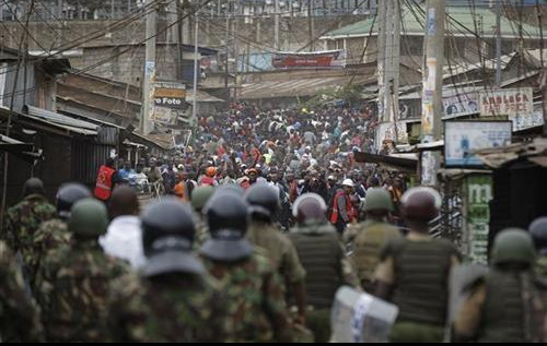 (FOTO) ŽESTOKI NEMIRI U KENIJI: Posle pobede Kenijate na izborima, u sukobima ubijeno najmanje 100 ljudi!
