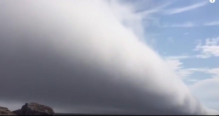 (VIDEO) GUSTI OBLAK MAGLE progutao plažu u Kaliforniji za samo dva minuta!
