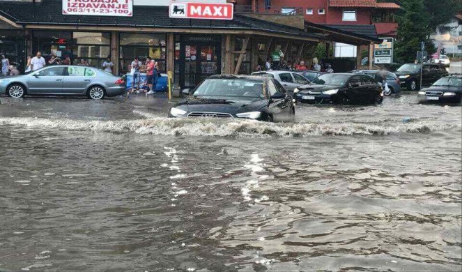 (FOTO/VIDEO) JAKO NEVREME POGODILO ZLATIBOR! Reke kiše potekle ulicama, automobili potopljeni!