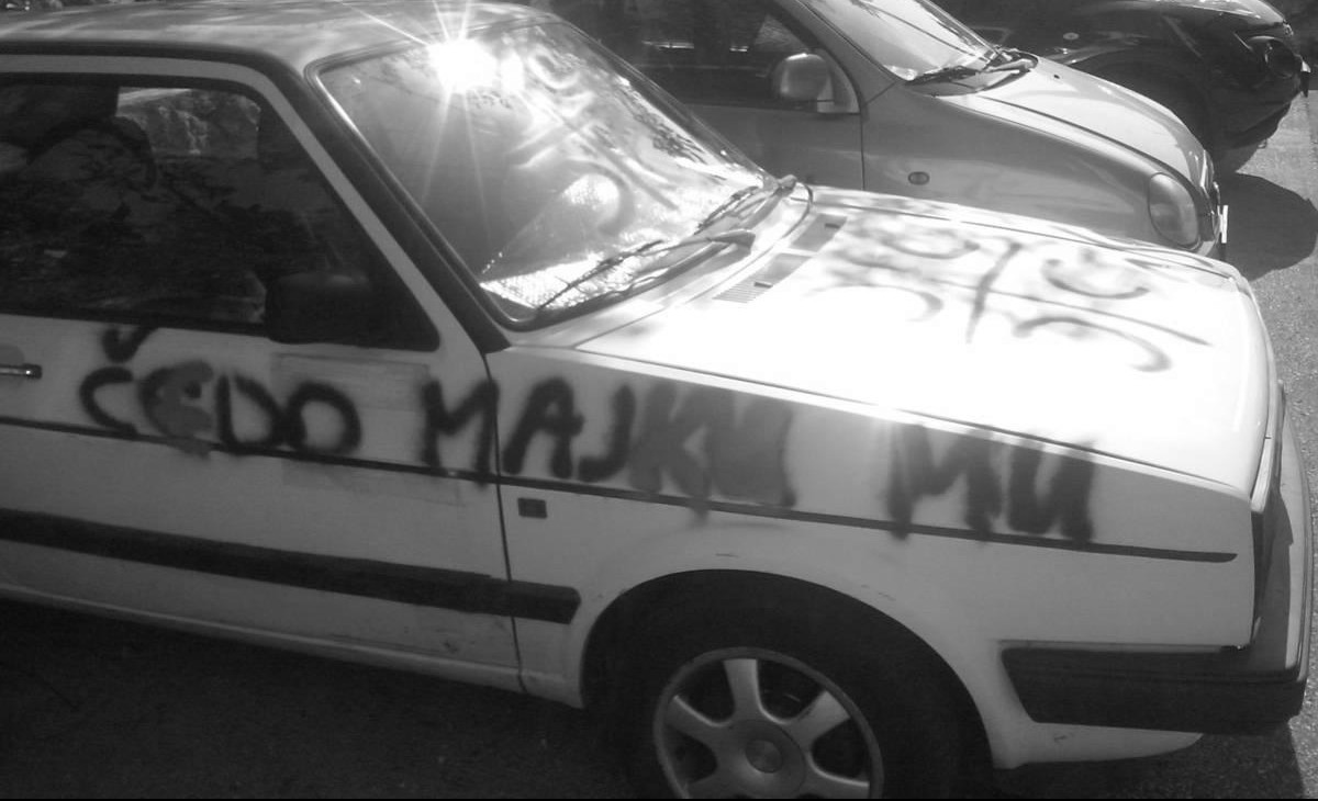 (FOTO) ČEDO, MAJKU TI! Ustaše fašističkim grafitima predstavniku Srba u Rijeci išarali automobil!