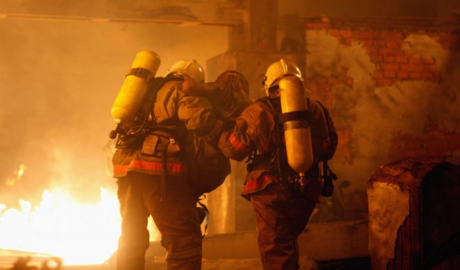 STARICA IZGORELA U STANU NA NOVOM BEOGRADU: Vatrogasci u poslednjem trenutku spasili jednu žensku osobu!