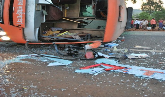KAMION SE ZAKUCAO U AUTOBUS SA TURISTIMA KOD ANTALIJE: Povređeno najmanje 12 osoba, od kojih 4 dece!