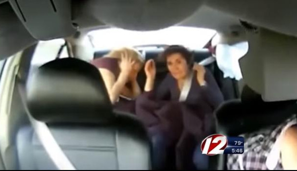 (VIDEO) DA POGAĐAMO: Da li vezujete pojas kada sedite pozadi?