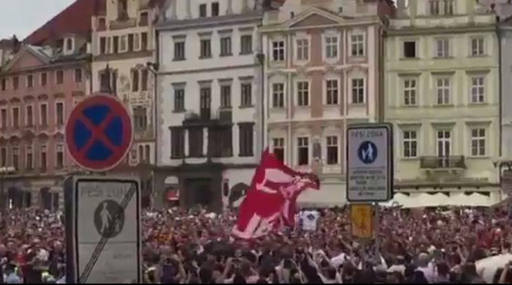 (VIDEO) TUČA "DELIJA" I POLICIJE U PRAGU! Navijači Zvezde zapalili baklje i napravili haos! Dvojica privedena