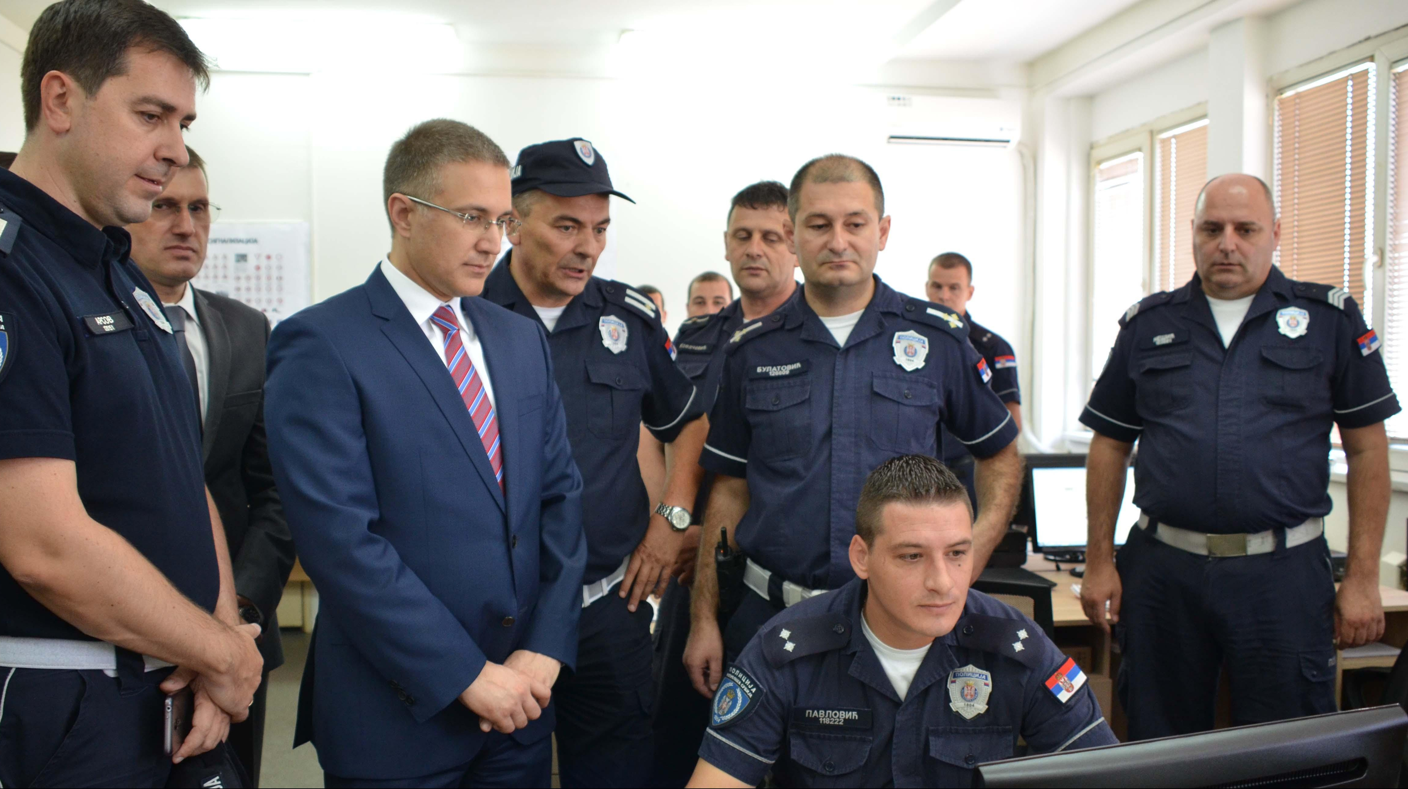 (FOTO) Udruženje osiguravača Srbije doniralo Upravi saobraćajne policije dron, računare, fotoaparate...