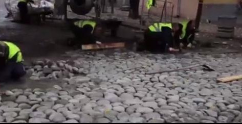 (VIDEO) VESIĆ RASKRINKAO JOŠ JEDNU PODLU PODMETAČINU: Pogledajte kako radnici u Skadarliji postavljaju kaldrmu!