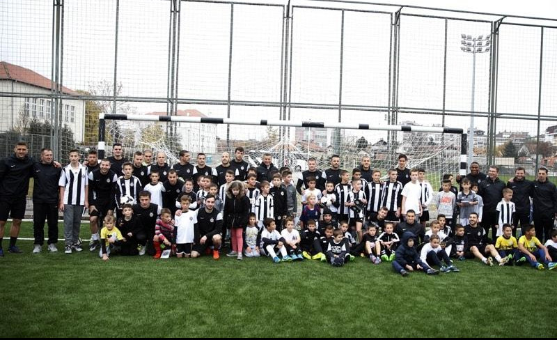 (FOTO) CRNO-BELI VRTIĆ! Partizan usrećio decu u akciji "Upoznaj svog idola"!