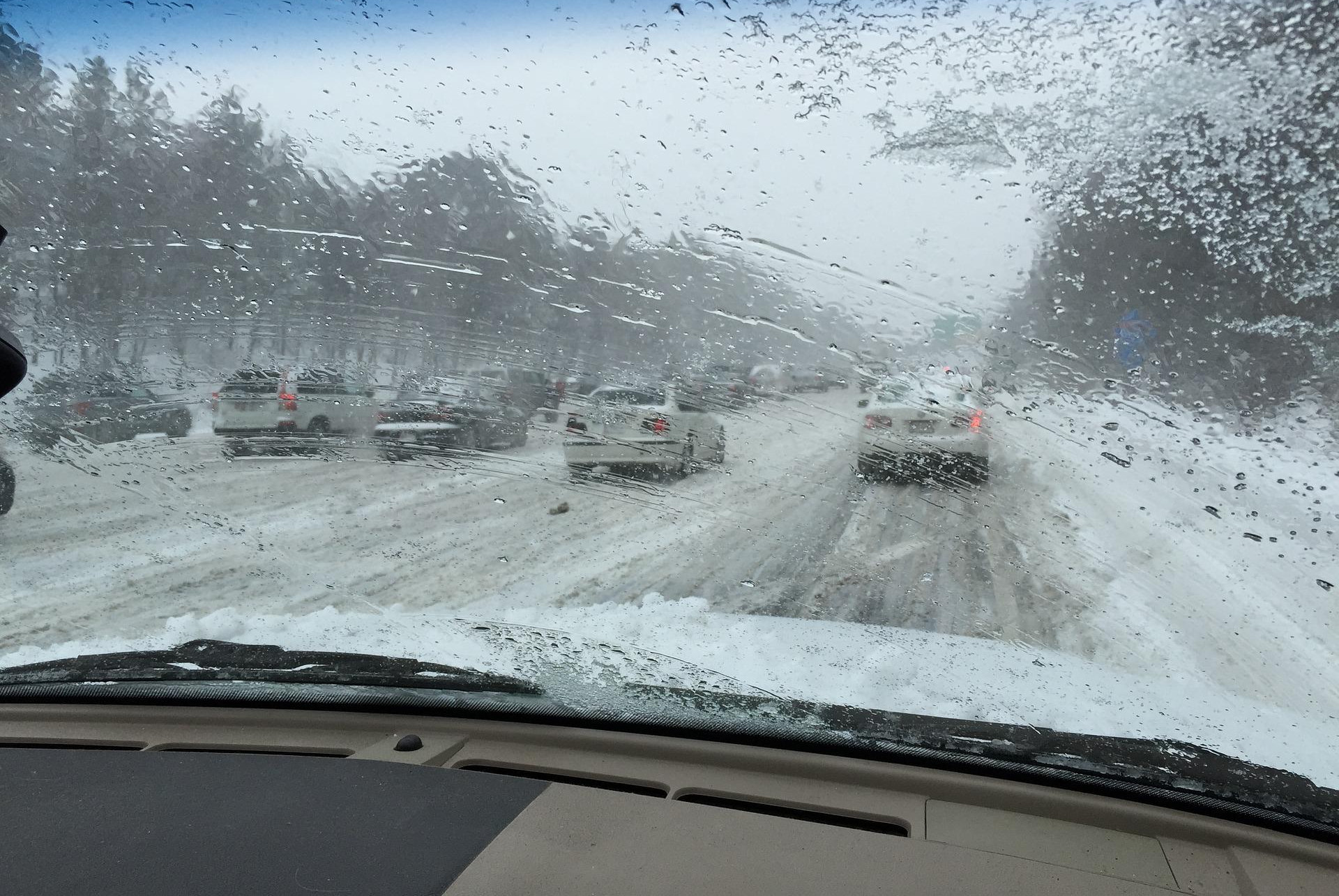 BEZ PREKE POTREBE NE KREĆITE NA PUT: Apel vozačima na oprez zbog snega tokom noći! 