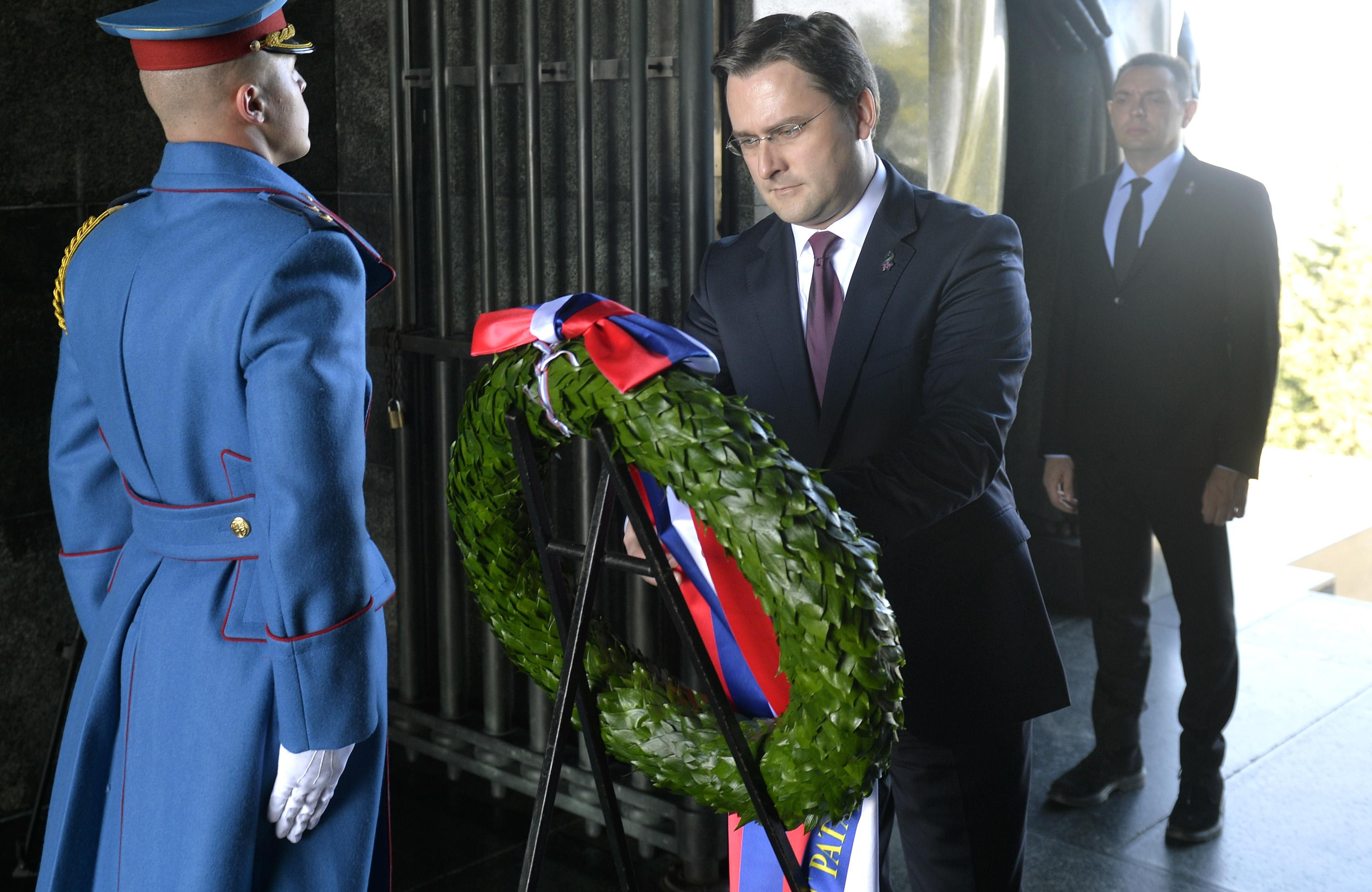 (FOTO) SELAKOVIĆ u ime predsednika položio venac na Avali