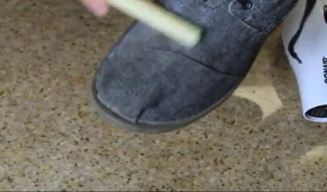 (VIDEO) ULTRAKORISTAN TRIK! Za nekoliko minuta vaša cipela postaje OTPORNA NA KIŠU!