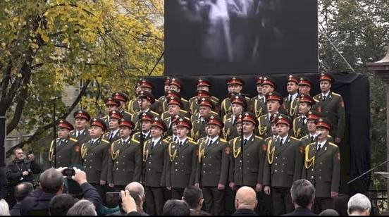 (VIDEO) KRV SE LEDI U ŽILAMA KAD ALEKSANDROV ZAPEVA: Evo kako je hor ruske armije izveo pesmu "TAMO DALEKO"