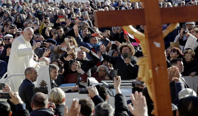 (FOTO) UZDIGNITE SRCA, A NE MOBILNE TELEFONE! Papa Franja IZRIBAO VERNIKE I BISKUPE zbog selfija na misi!