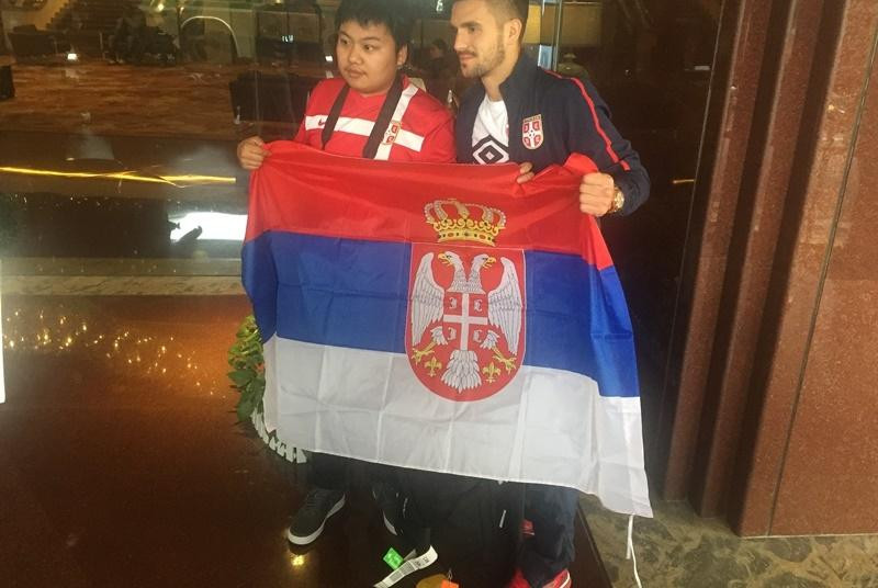 (FOTO) KINEZI SA TROBOJKAMA DOČEKALI "ORLOVE! Srpski fudbaleri posle puta dugog 24 sata stigli u Kinu!