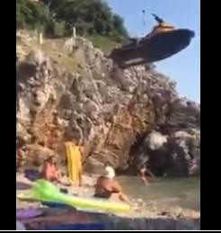 (HIT VIDEO) OVO IMA SAMO U CRNOJ GORI! Spušta SKUTER sajlom u more tik iznad glave DETETA!