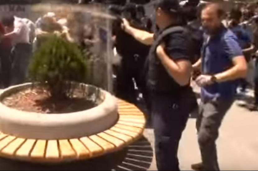 (VIDEO) TURSKA POLICIJA BEZ PARDONA: Protesti u Ankari, uhapšen 61 demonstrant!