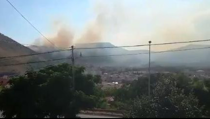 (VIDEO) STRAH U MOSTARU: Iznad grada izbio veliki požar, vatra se širi prema prvim kućama!