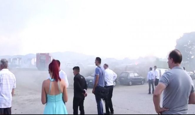 (VIDEO) NESVAKIDAŠNJI POŽAR U KRALJEVU! Zapalili se automobili gostiju na SVADBI!