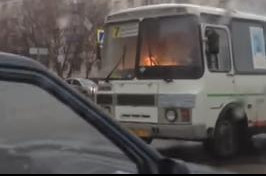 (VIDEO) GUNGULA U ORELU: Rus vozio kroz centar grada ZAPALJEN AUTOBUS!