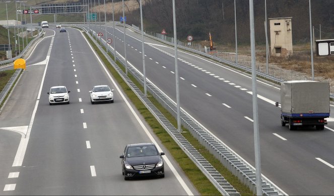 DOBRI USLOVI ZA VOŽNJU: Saobraćaj umeren, na Horgošu teretnjaci čekaju 90 minuta