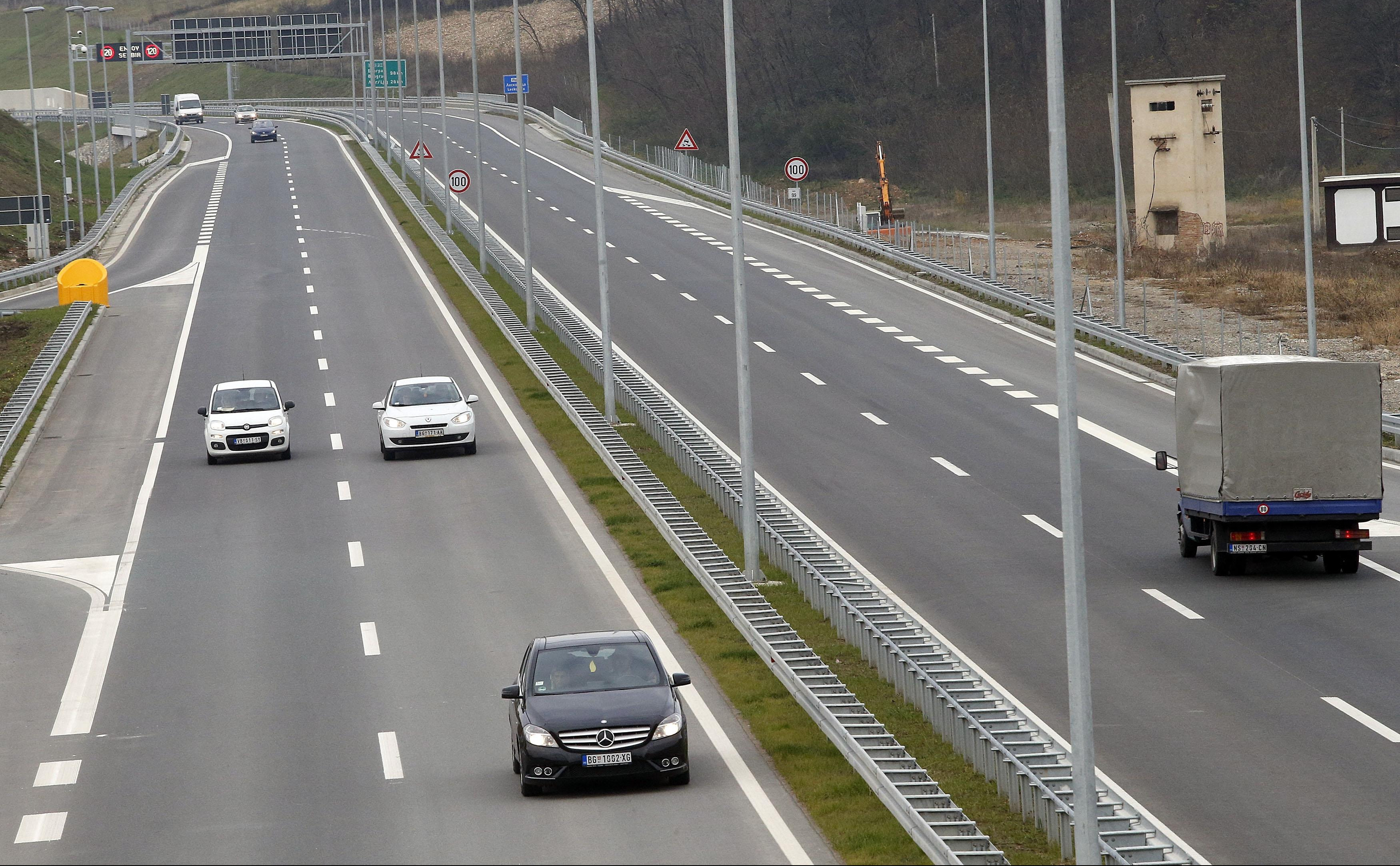 UPOZORENJE ZA VOZAČE: Budite POSEBNO OPREZNI, prilagodite brzinu uslovima na putu! Očekuju se gužve na auto-putu Niš-Beograd